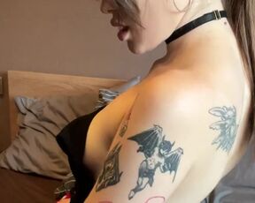 Beautiful bitch shows her ass????